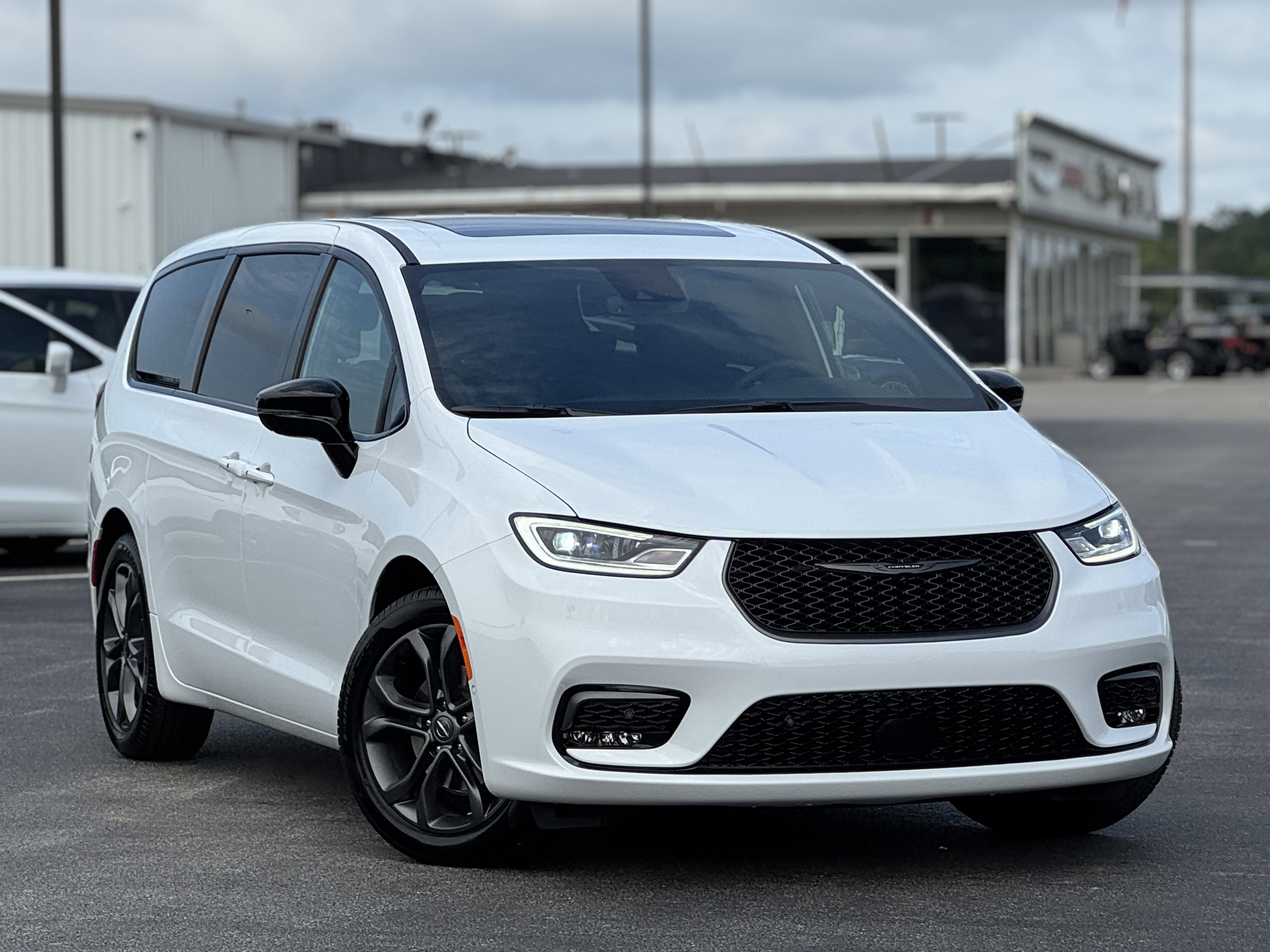 New 2026 Chrysler Pacifica Limited w/ S Appearance Package image 3