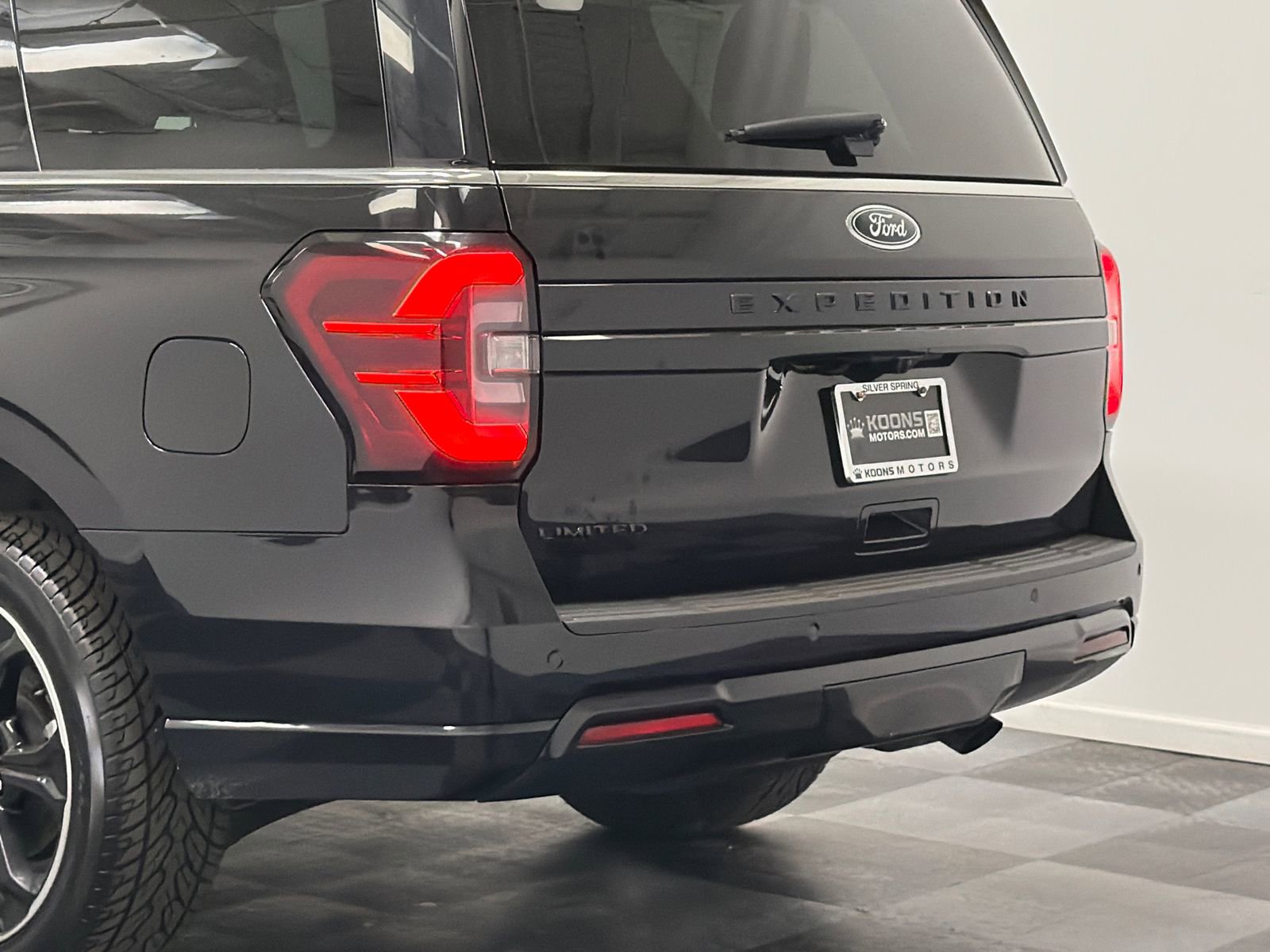 Used 2023 Ford Expedition Limited image 7