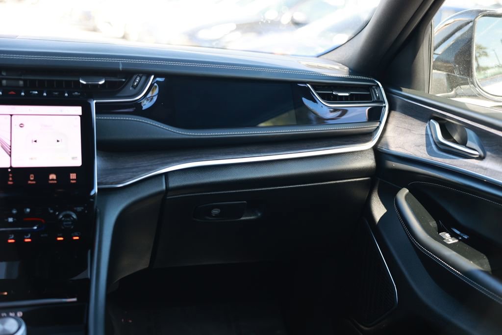 Used 2023 Jeep Grand Cherokee Overland RWD image 28