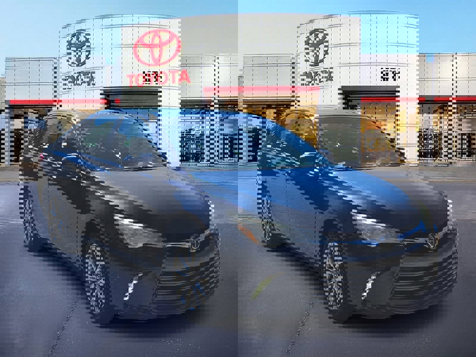 Used 2015 Toyota Camry XLE w/ Advanced Technology Package image 3