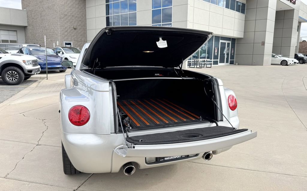 Used 2004 Chevrolet SSR w/ Preferred Equipment Group RWD image 11