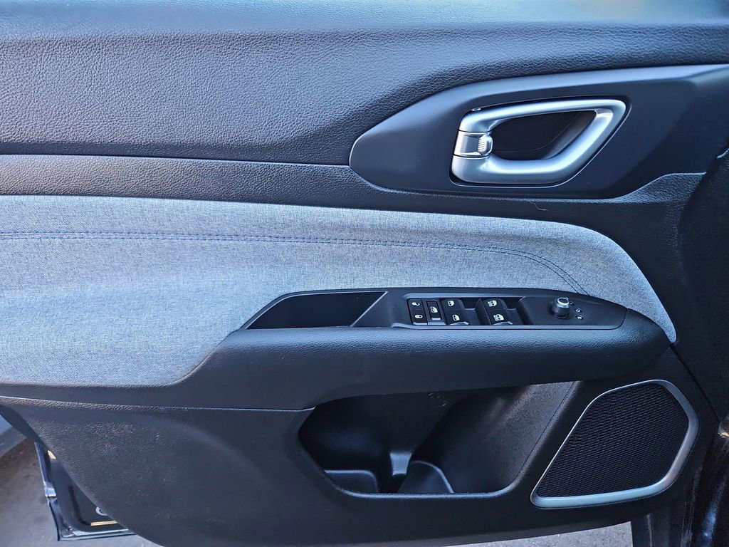 Used 2024 Jeep Compass Sport image 23