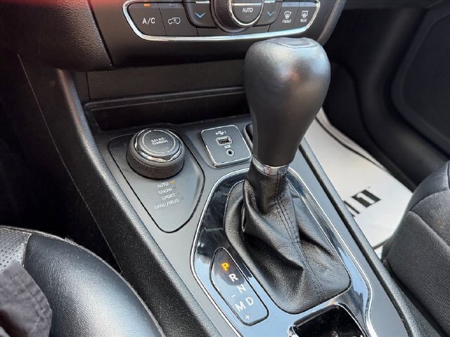 Used 2022 Jeep Cherokee Limited AWD/4WD image 27