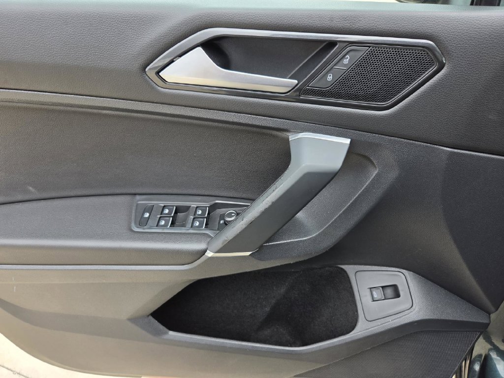 Used 2018 Volkswagen Tiguan SEL AWD/4WD image 18