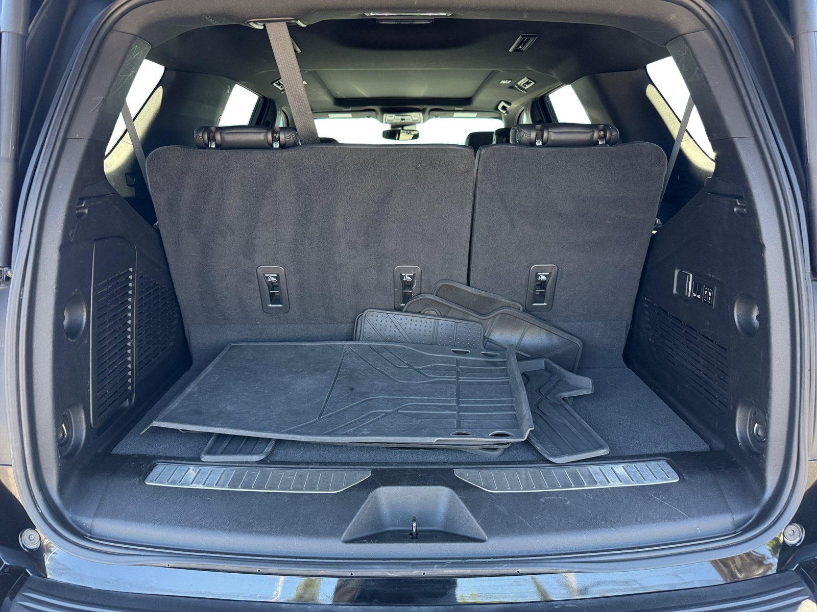 Used 2023 Chevrolet Tahoe Z71 w/ Luxury Package AWD/4WD image 17