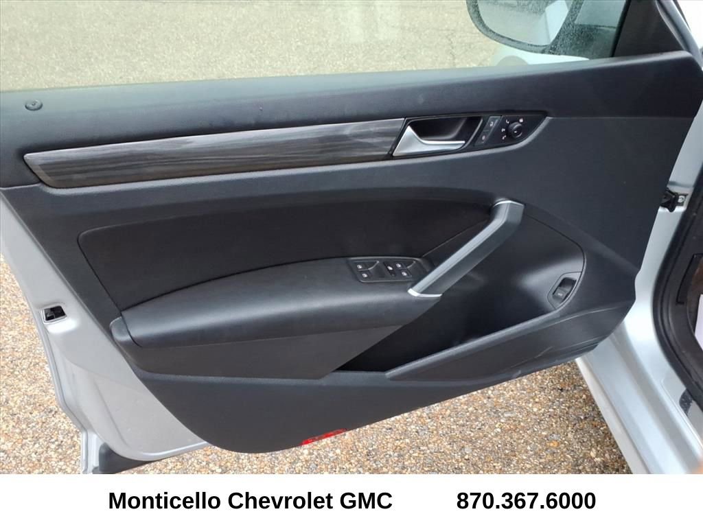 Used 2020 Volkswagen Passat 2.0T R-Line image 19