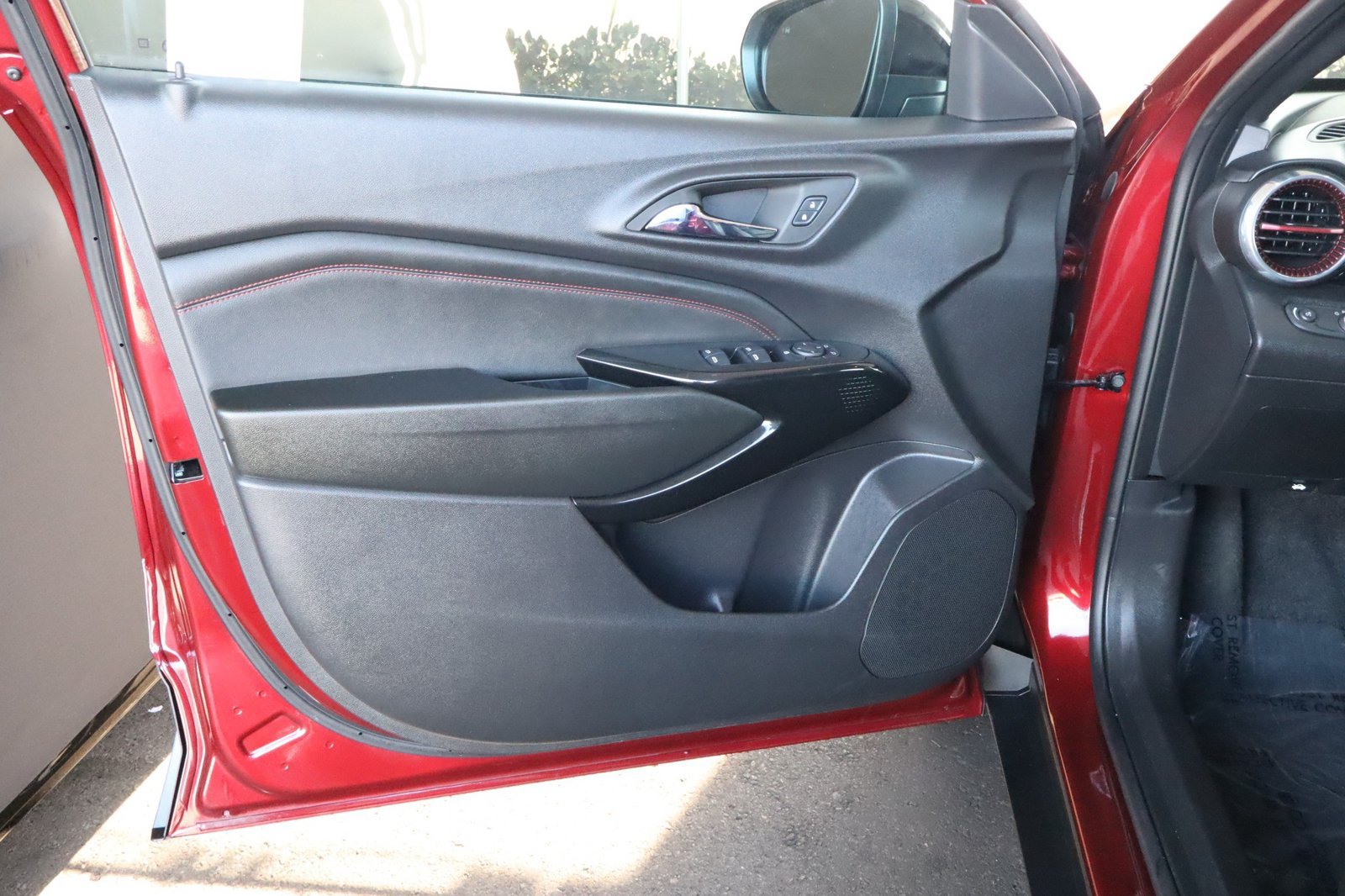 Used 2025 Chevrolet Trax RS w/ Sunroof Package FWD image 18