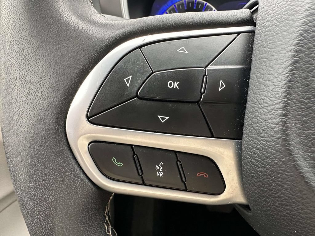 Used 2023 Chrysler Pacifica Touring-L FWD image 17