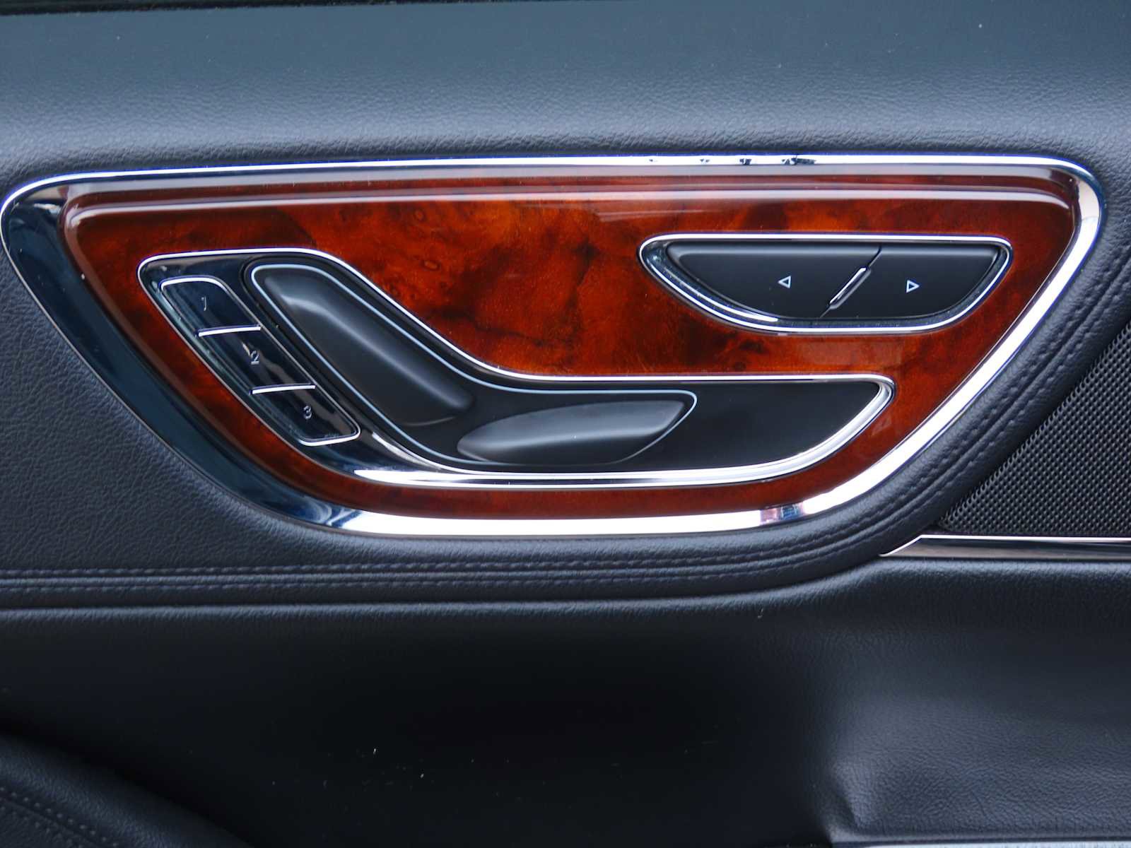 Used 2019 Lincoln Continental Select image 16