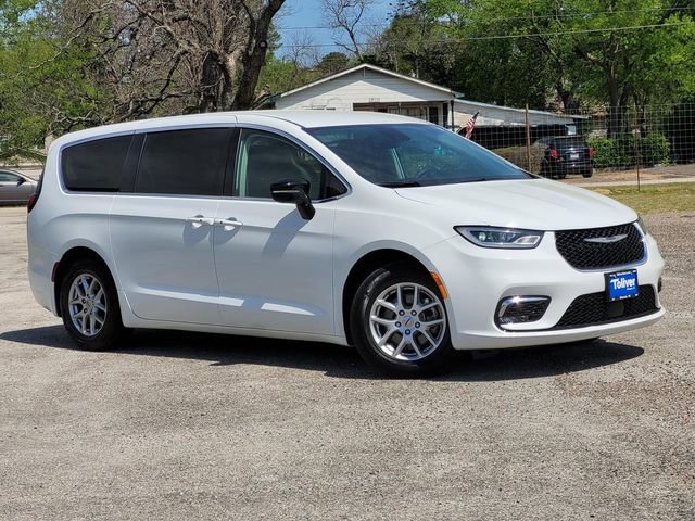 Used 2024 Chrysler Pacifica Touring-L image 2