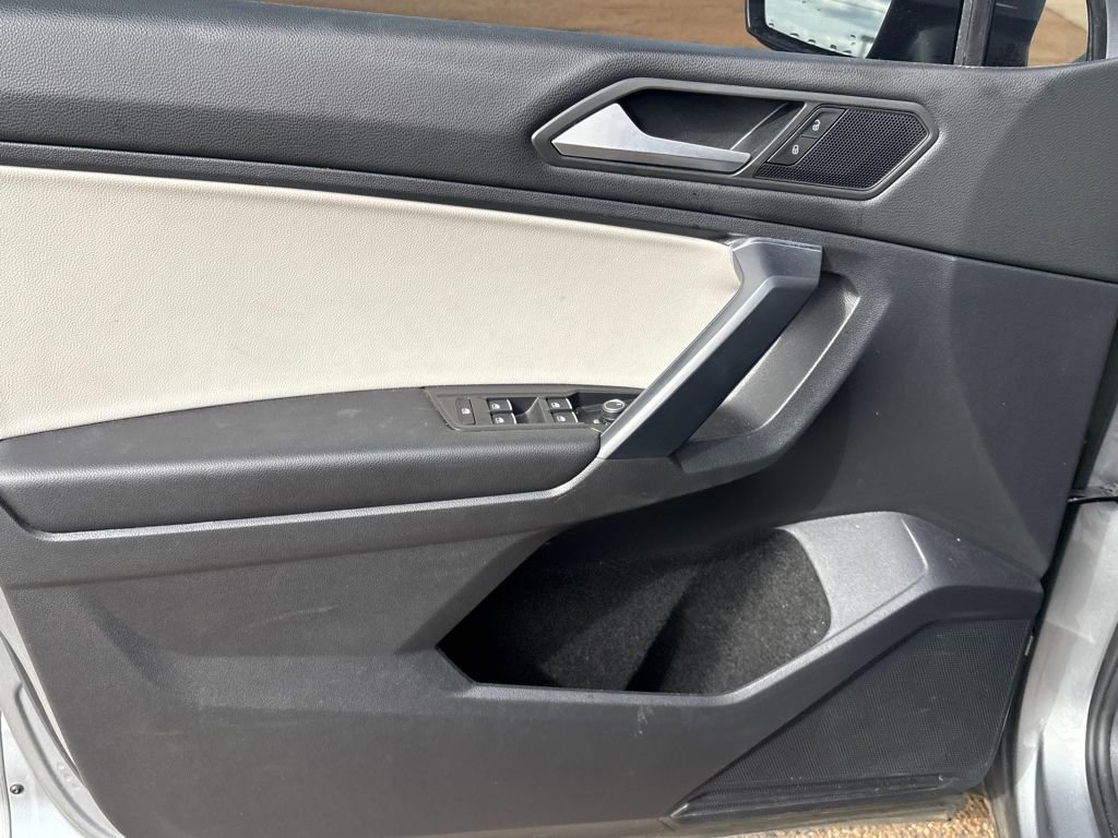 Used 2021 Volkswagen Tiguan SE w/ Panoramic Sunroof Package image 5