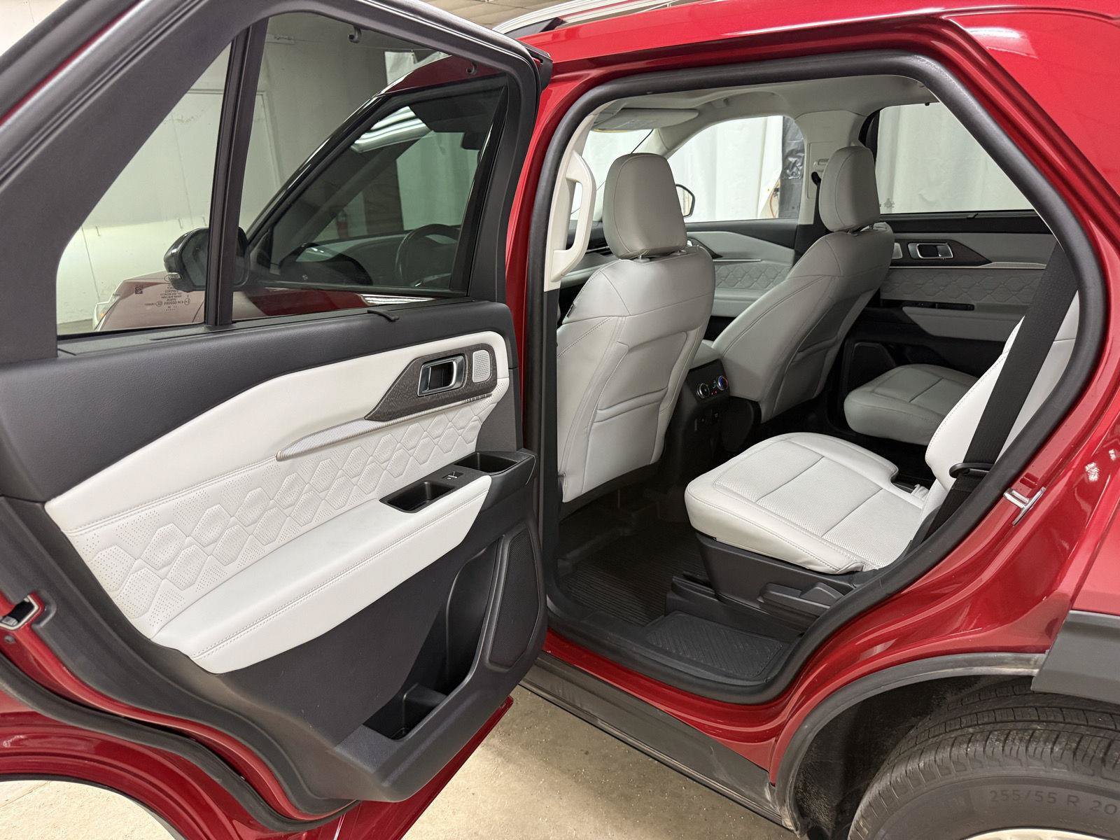Used 2025 Ford Explorer Platinum w/ LUX Leather Package AWD/4WD image 22