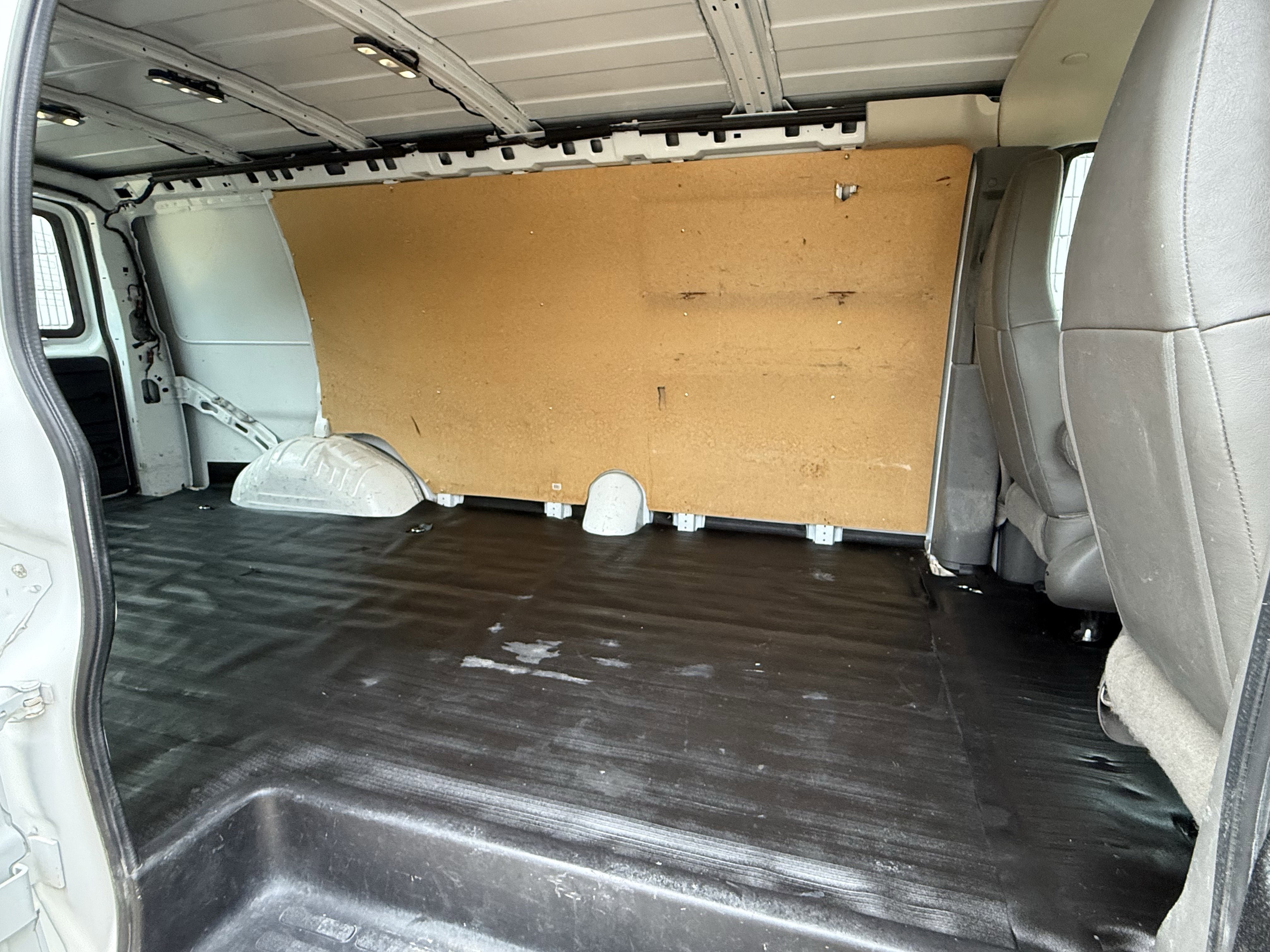 Used 2017 Chevrolet Express 2500 Extended image 7