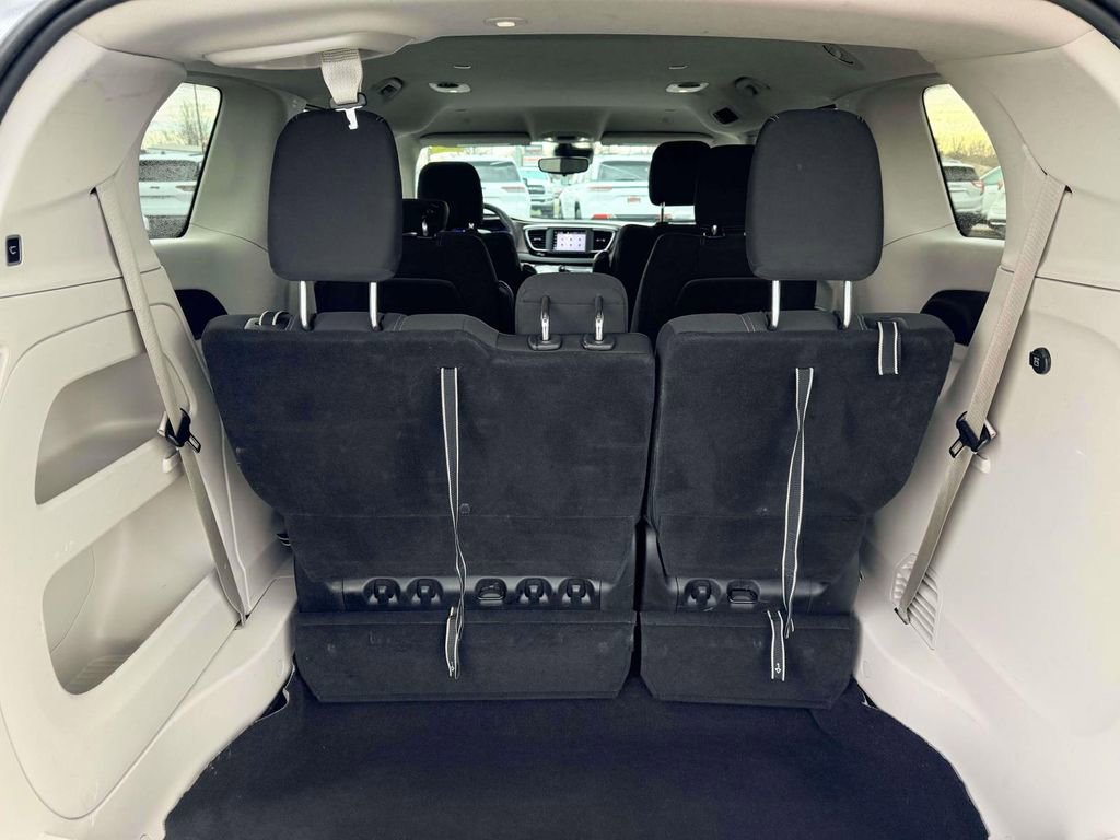 Used 2023 Chrysler Voyager LX image 8