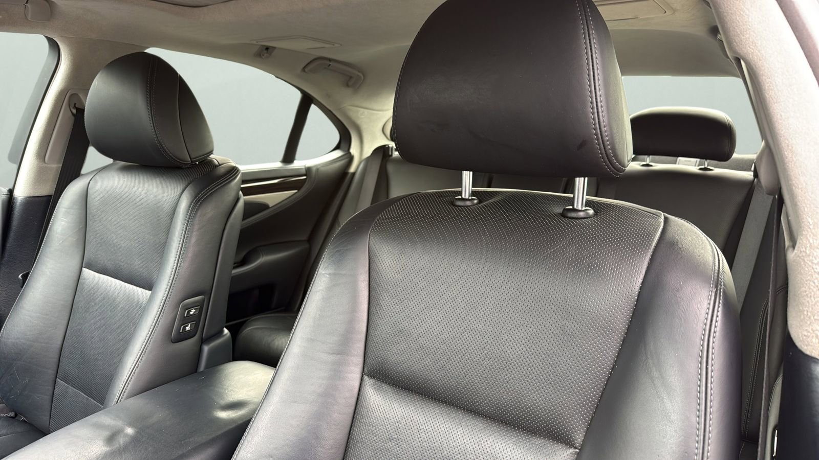 Used 2016 Lexus LS 460 w/ Comfort Package image 9