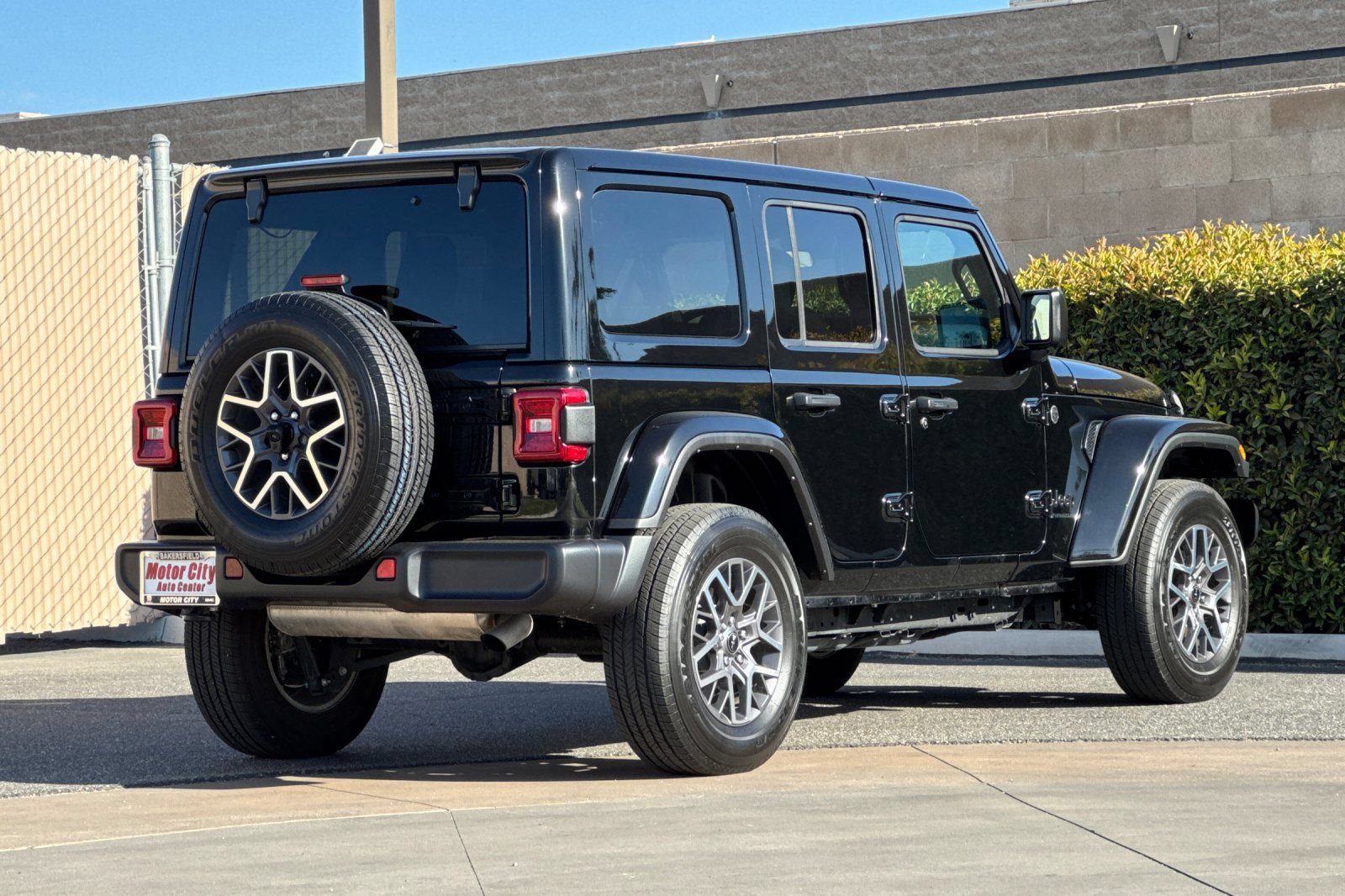 Used 2025 Jeep Wrangler Unlimited Sahara AWD/4WD image 4