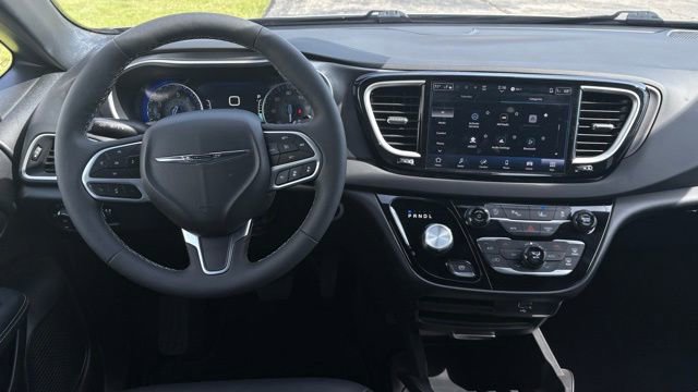 Used 2026 Chrysler Pacifica Select FWD image 3