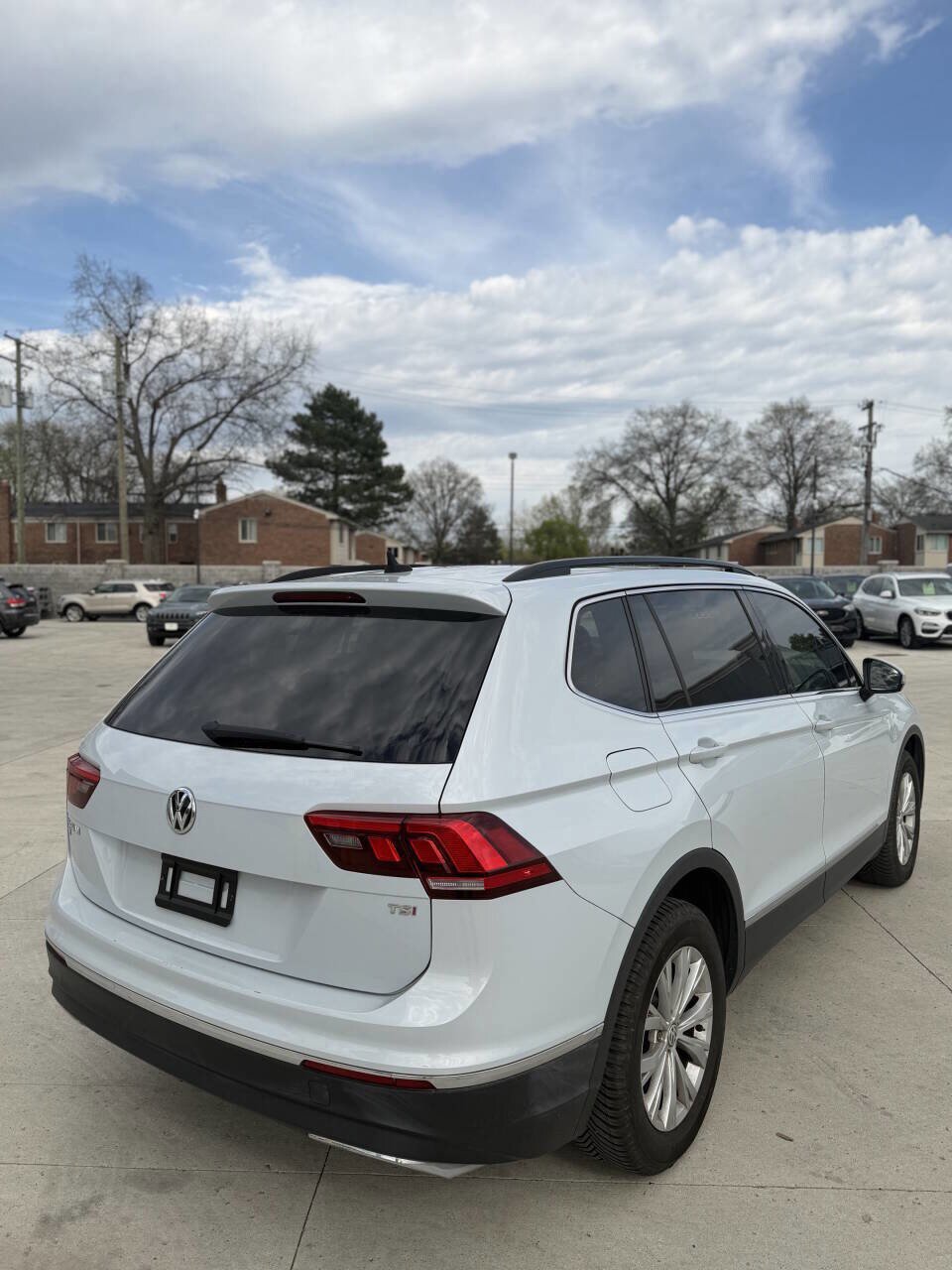Used 2018 Volkswagen Tiguan SE w/ Panoramic Sunroof Package FWD image 7