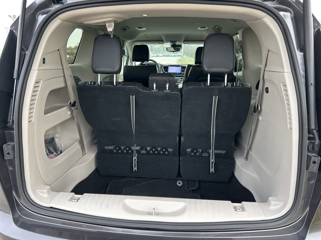 Used 2023 Chrysler Pacifica Touring-L image 11