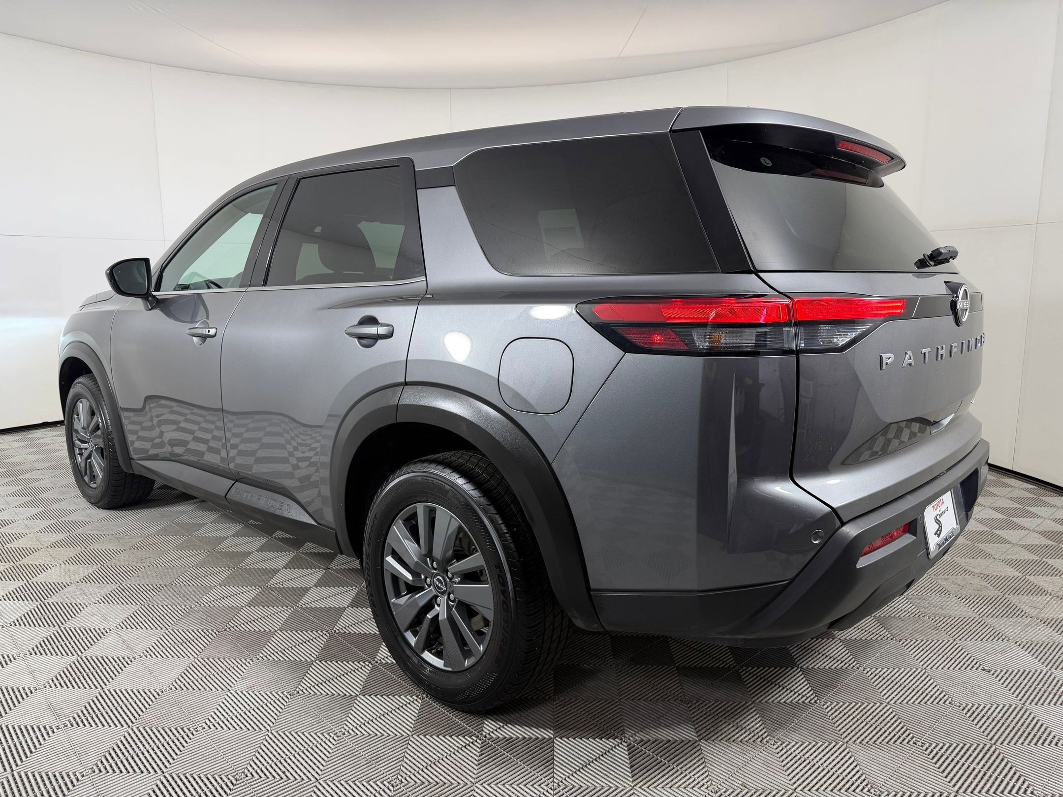 Used 2024 Nissan Pathfinder S AWD/4WD image 3