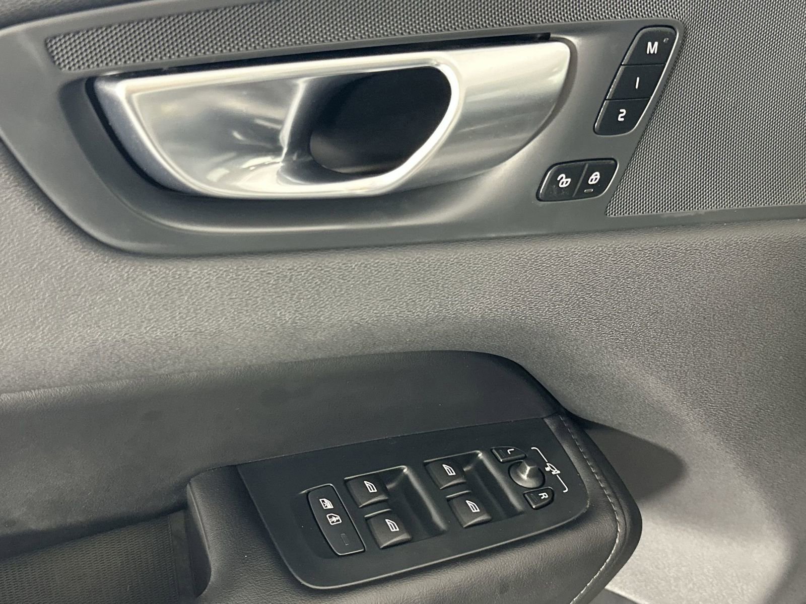 Used 2025 Volvo XC60 B5 Plus image 13