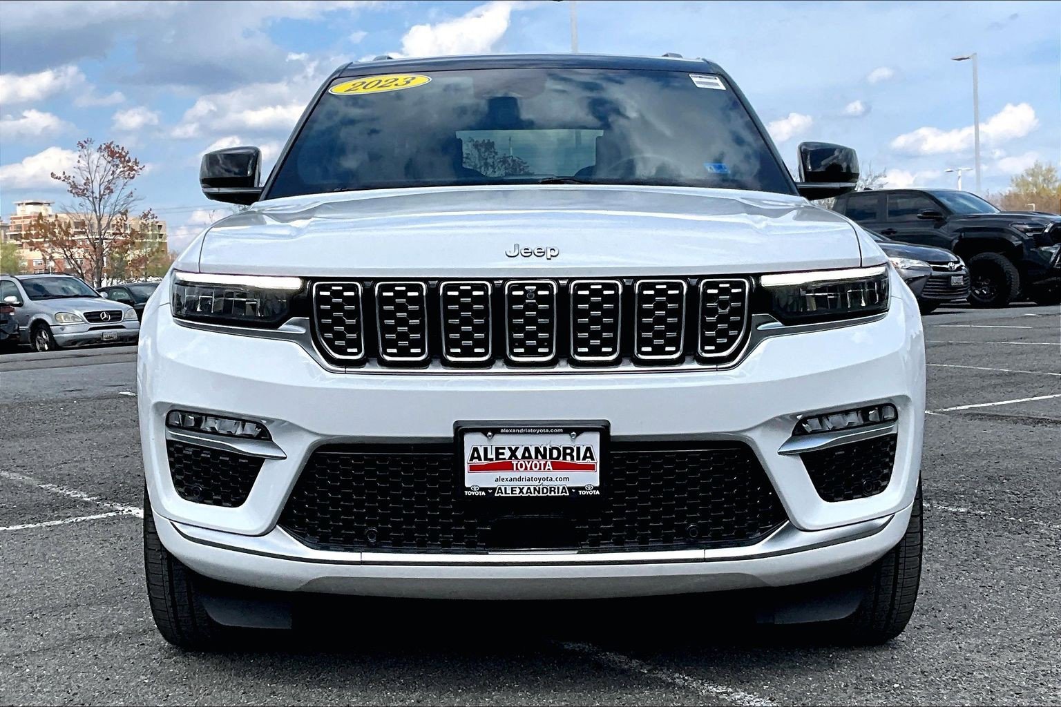 Used 2023 Jeep Grand Cherokee Summit image 3