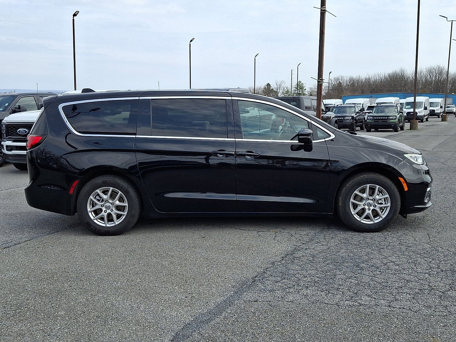 Used 2025 Chrysler Pacifica Select FWD image 7
