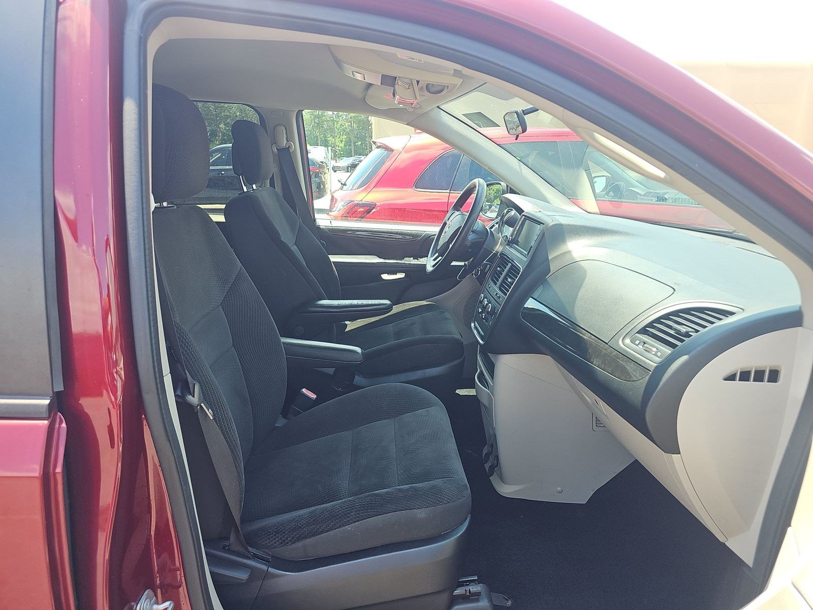 Used 2018 Dodge Grand Caravan SE FWD image 8