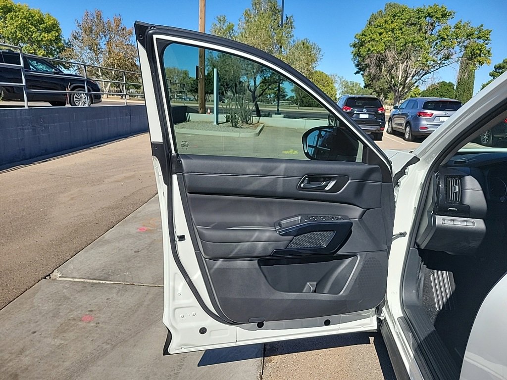New 2025 Nissan Pathfinder S image 11