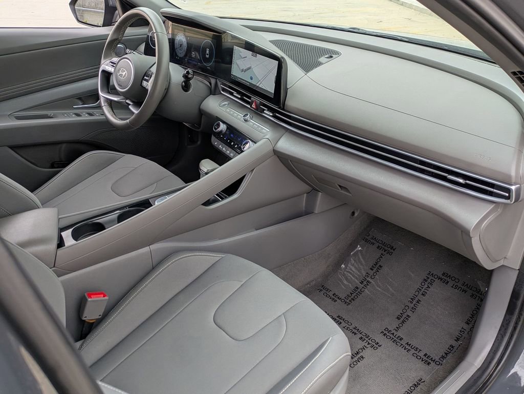 Used 2025 Hyundai Elantra SEL FWD image 29