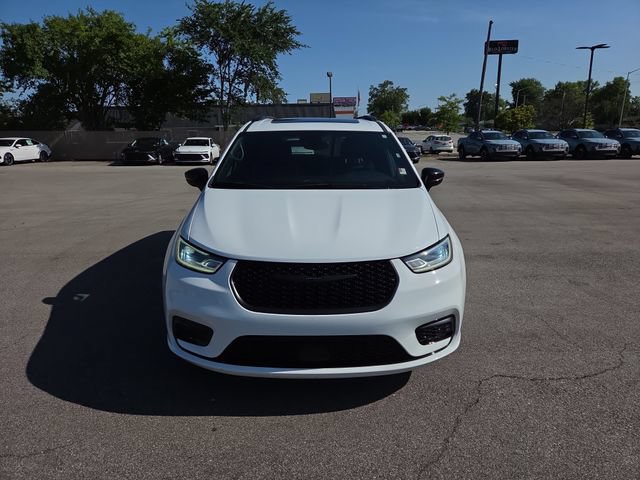 Used 2025 Chrysler Pacifica Limited FWD image 3