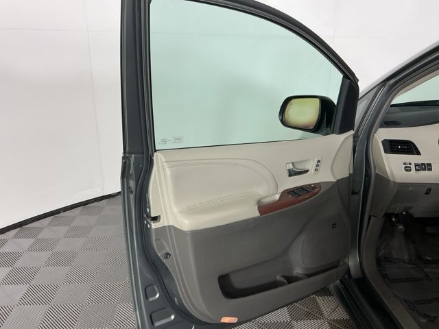 Used 2011 Toyota Sienna Limited image 12