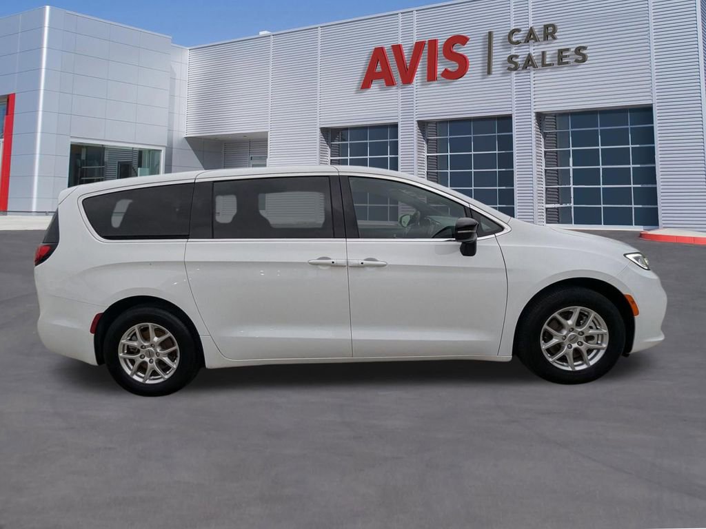 Used 2025 Chrysler Pacifica Select image 5