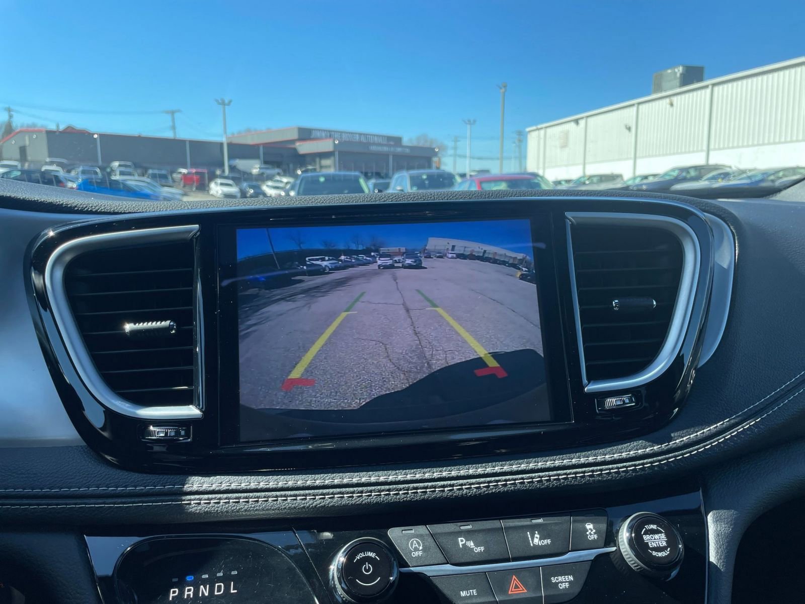 Used 2025 Chrysler Pacifica Limited image 23