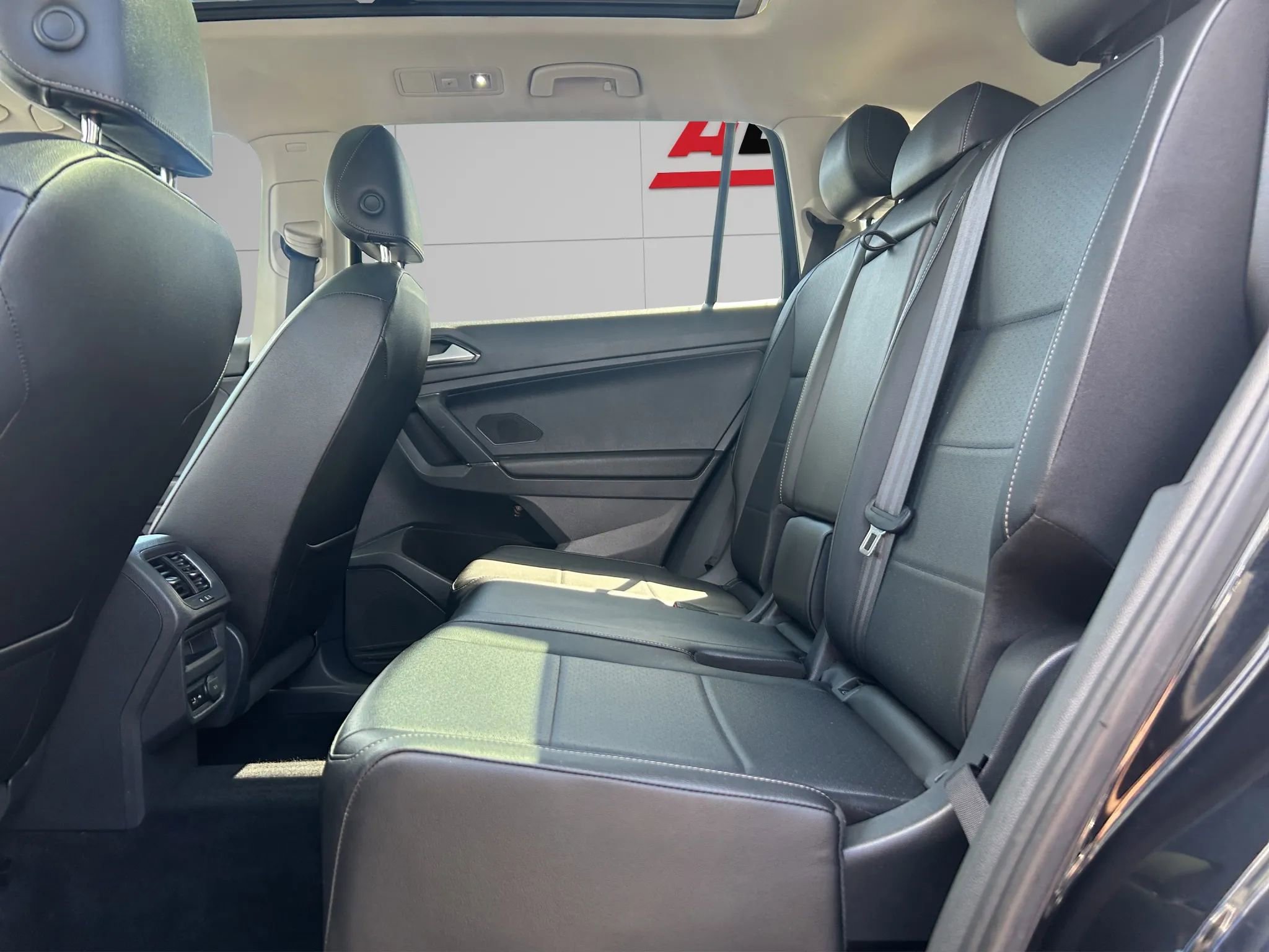 Used 2018 Volkswagen Tiguan SE AWD/4WD image 14