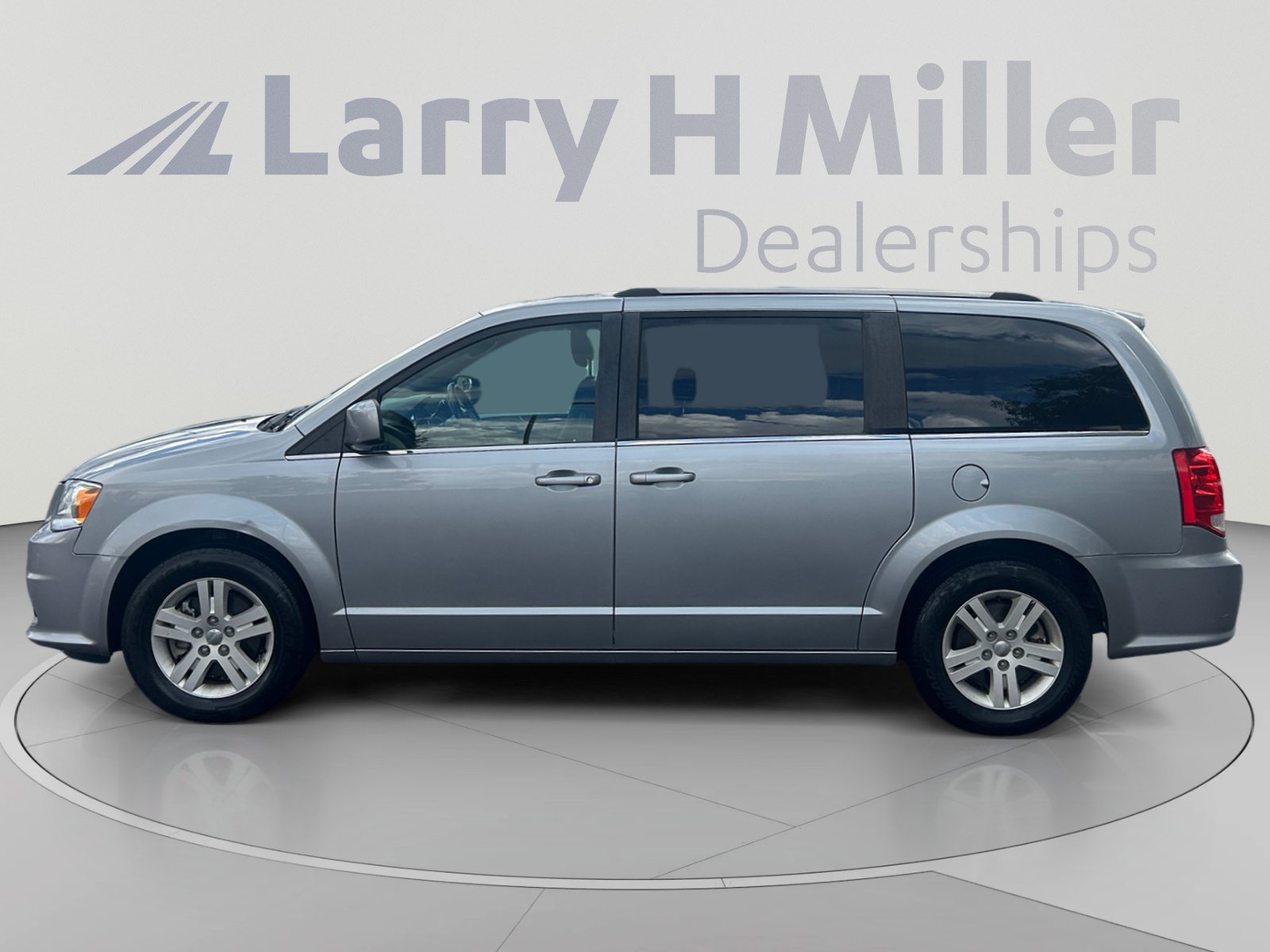 Used 2019 Dodge Grand Caravan SXT FWD image 2