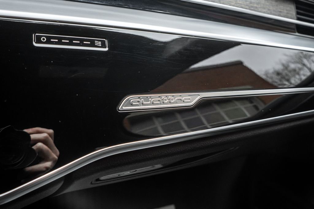 Used 2021 Audi A8 L 4.0T w/ Luxury Package image 17