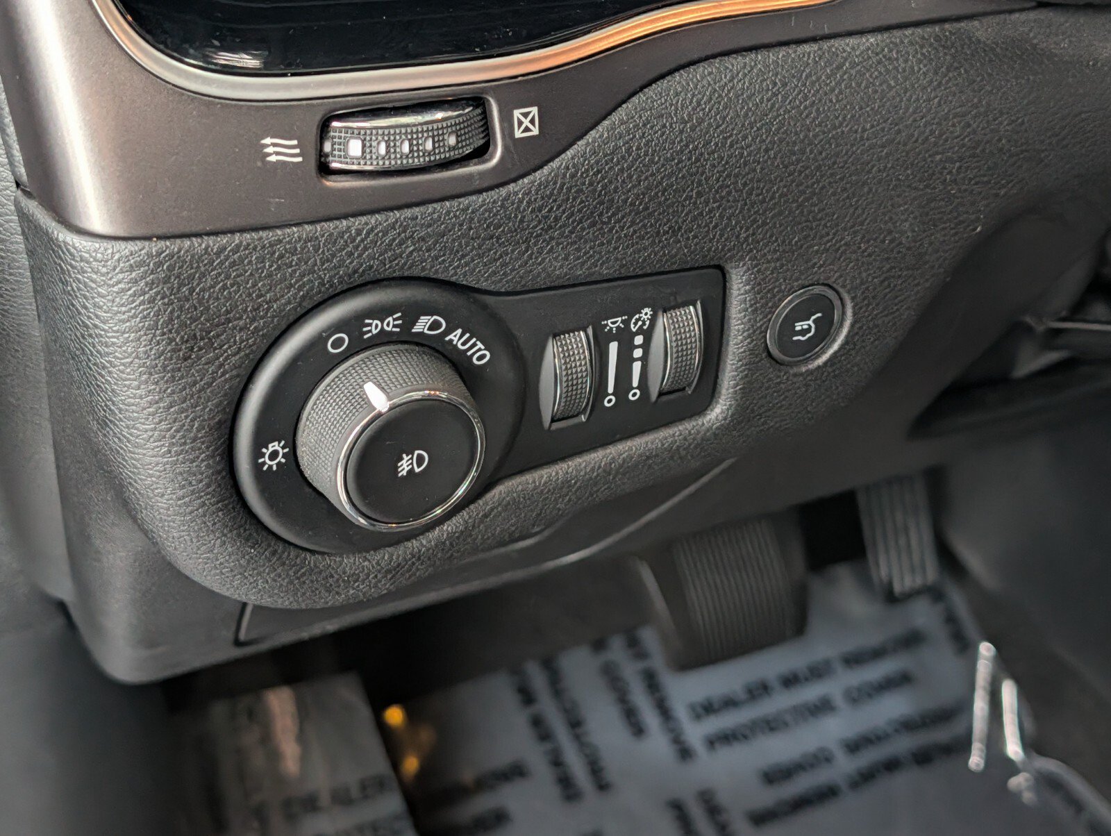 Used 2019 Jeep Cherokee Limited AWD/4WD image 15
