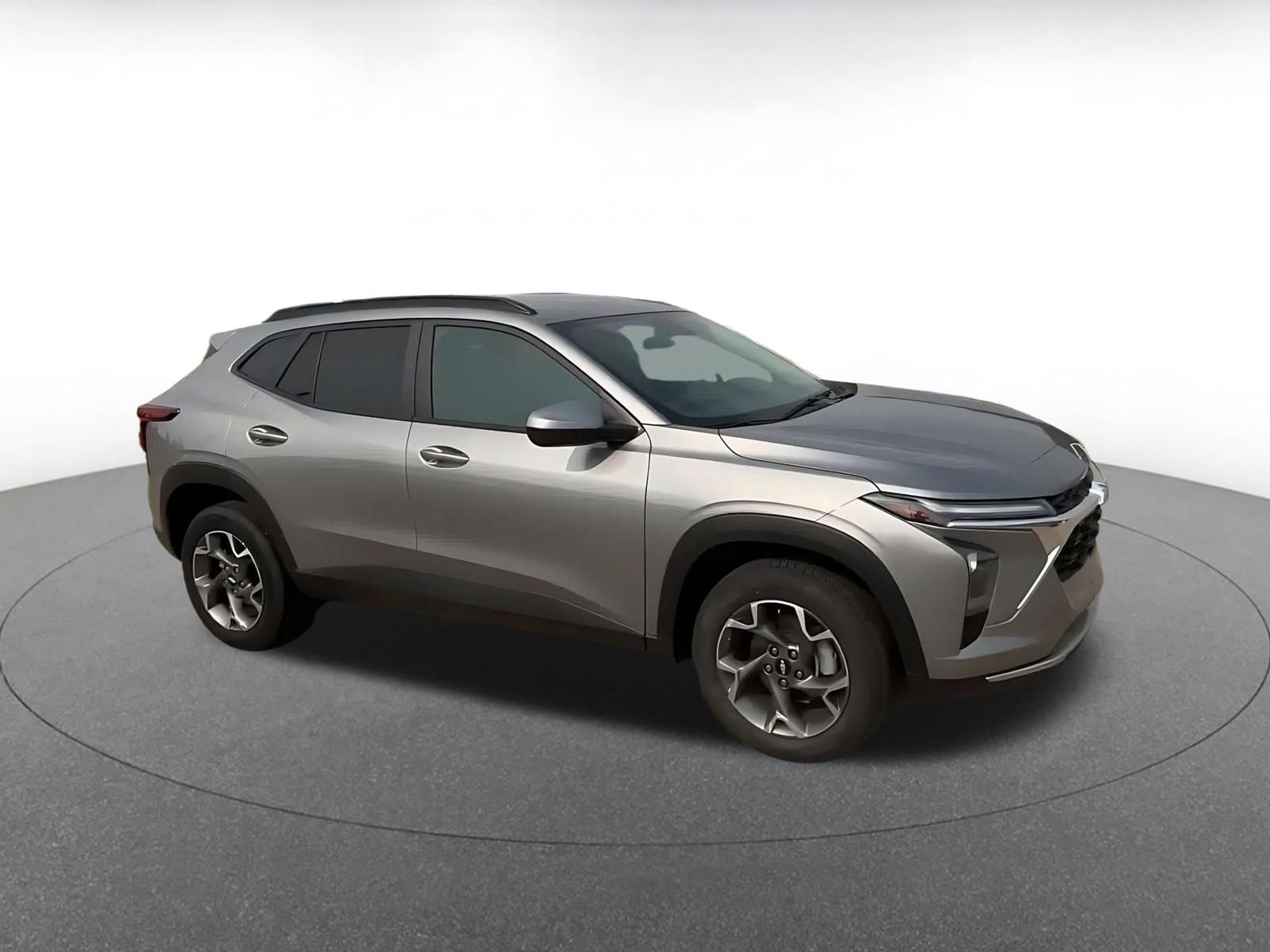 Used 2025 Chevrolet Trax LT FWD image 2