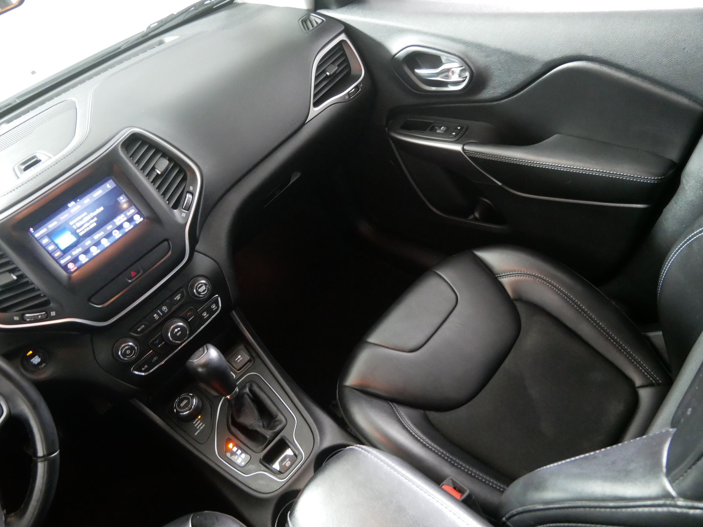 Used 2019 Jeep Cherokee Latitude Plus image 11