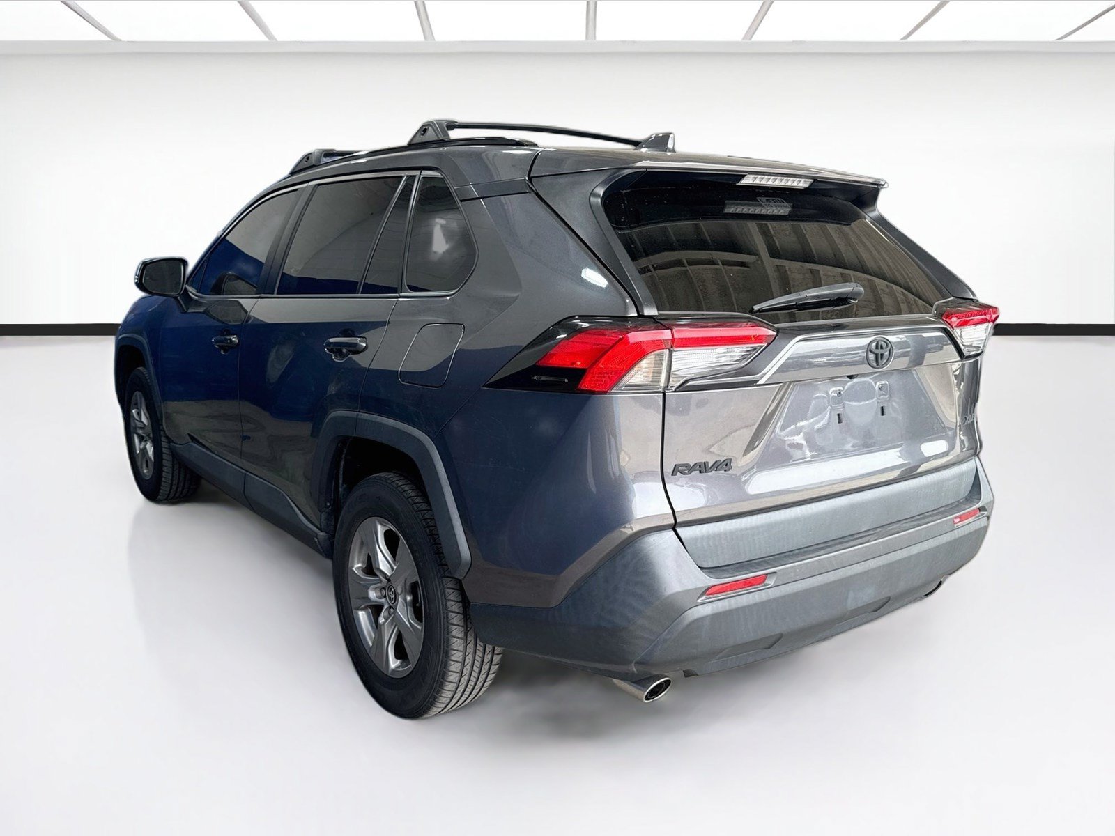 Used 2022 Toyota RAV4 XLE w/ Convenience Package FWD image 6