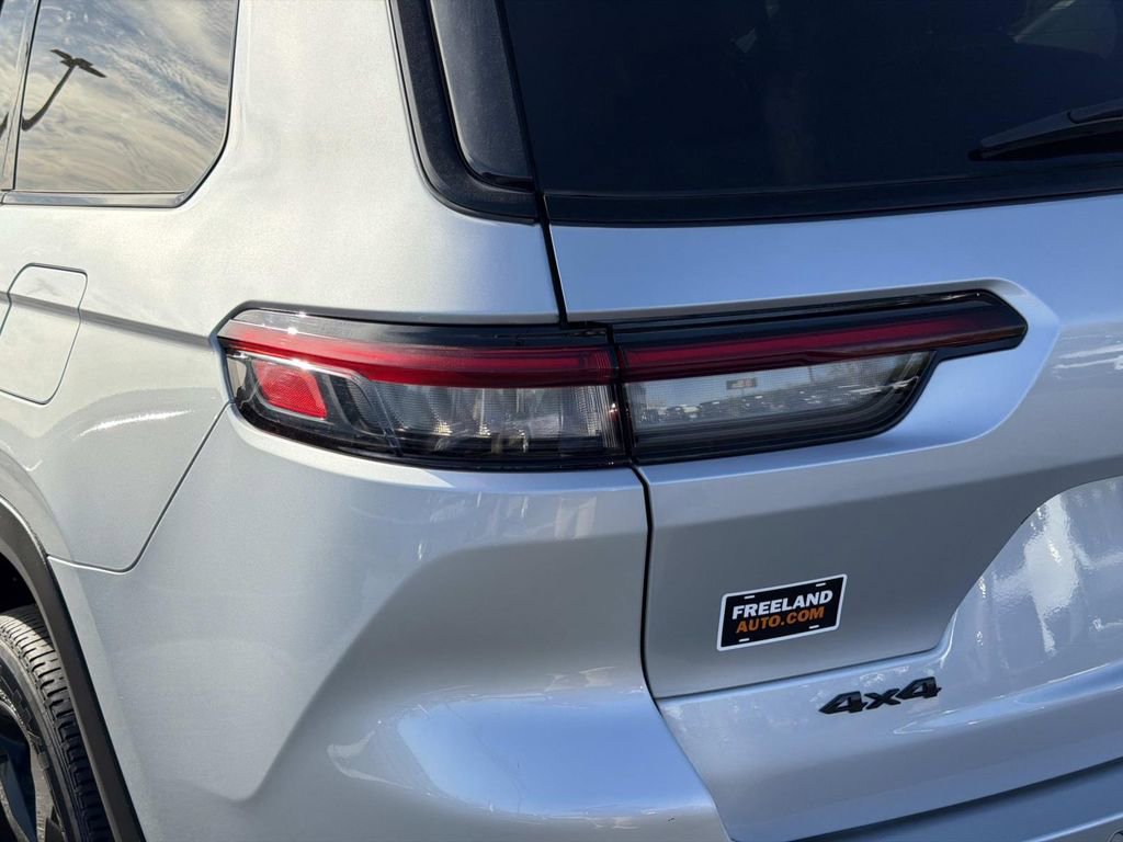 Used 2023 Jeep Grand Cherokee L Laredo image 12