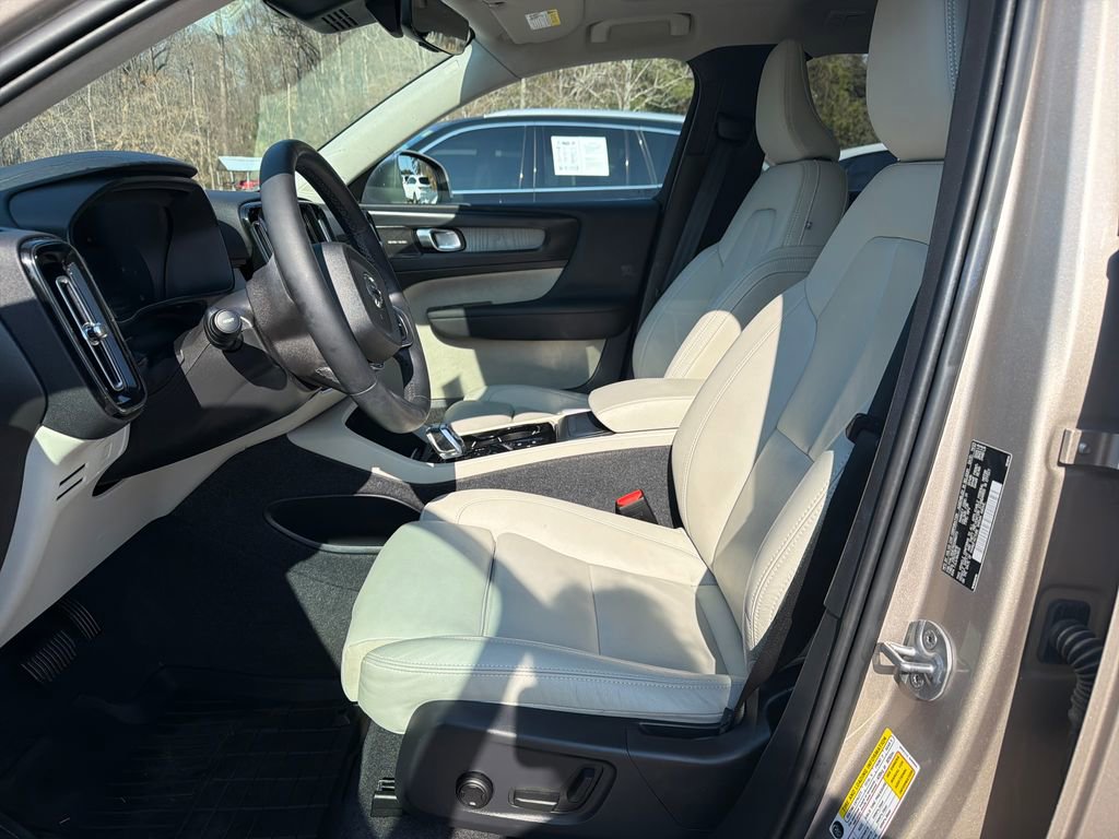 Certified 2024 Volvo XC40 B5 Plus w/ Protection Package Premier image 11