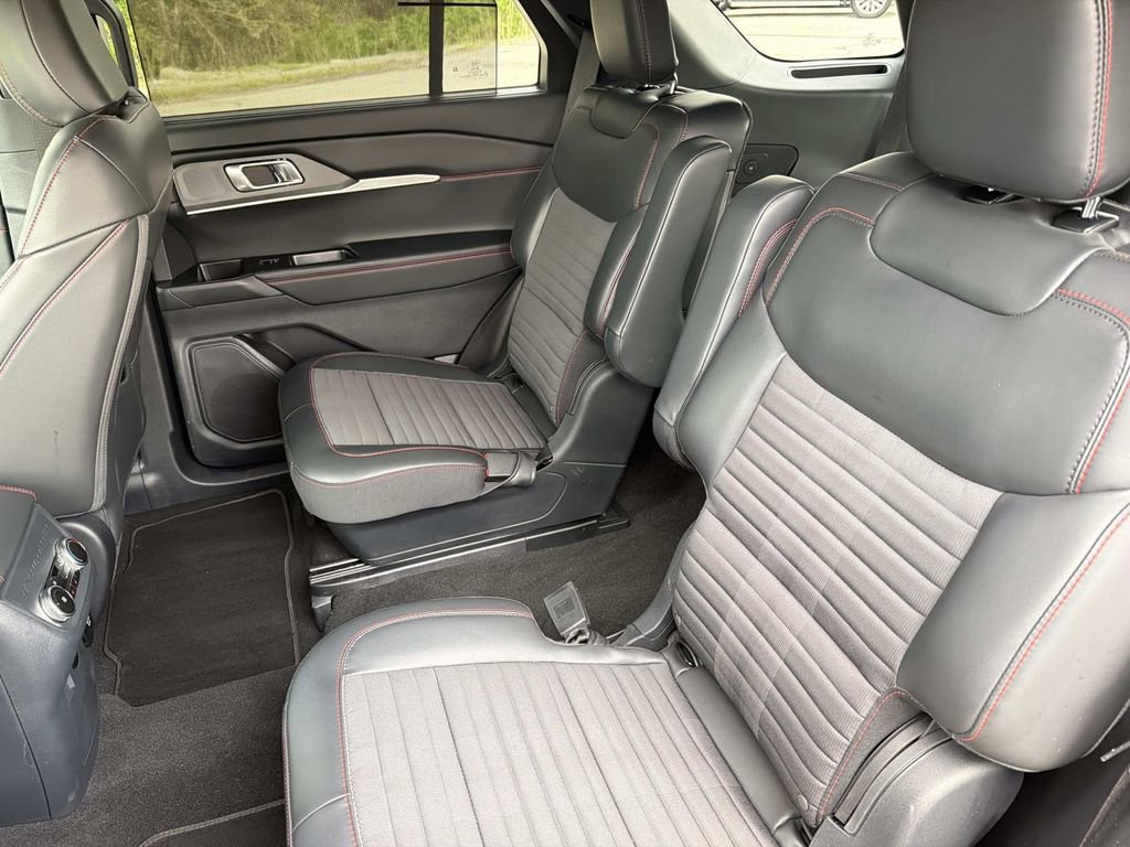 Used 2025 Ford Explorer ST-Line w/ Premium Package image 15