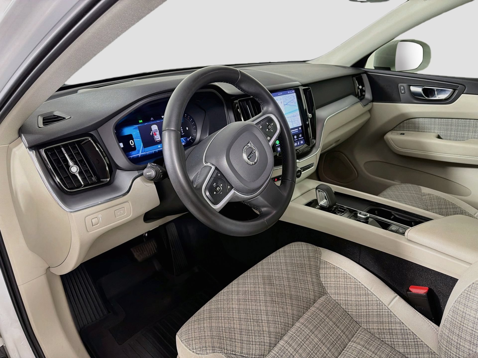 Certified 2022 Volvo XC60 B5 Momentum w/ Advanced Package FWD image 10