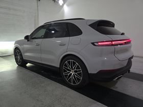 Used 2025 Porsche Cayenne E-Hybrid w/ Premium Package Plus AWD/4WD image 6