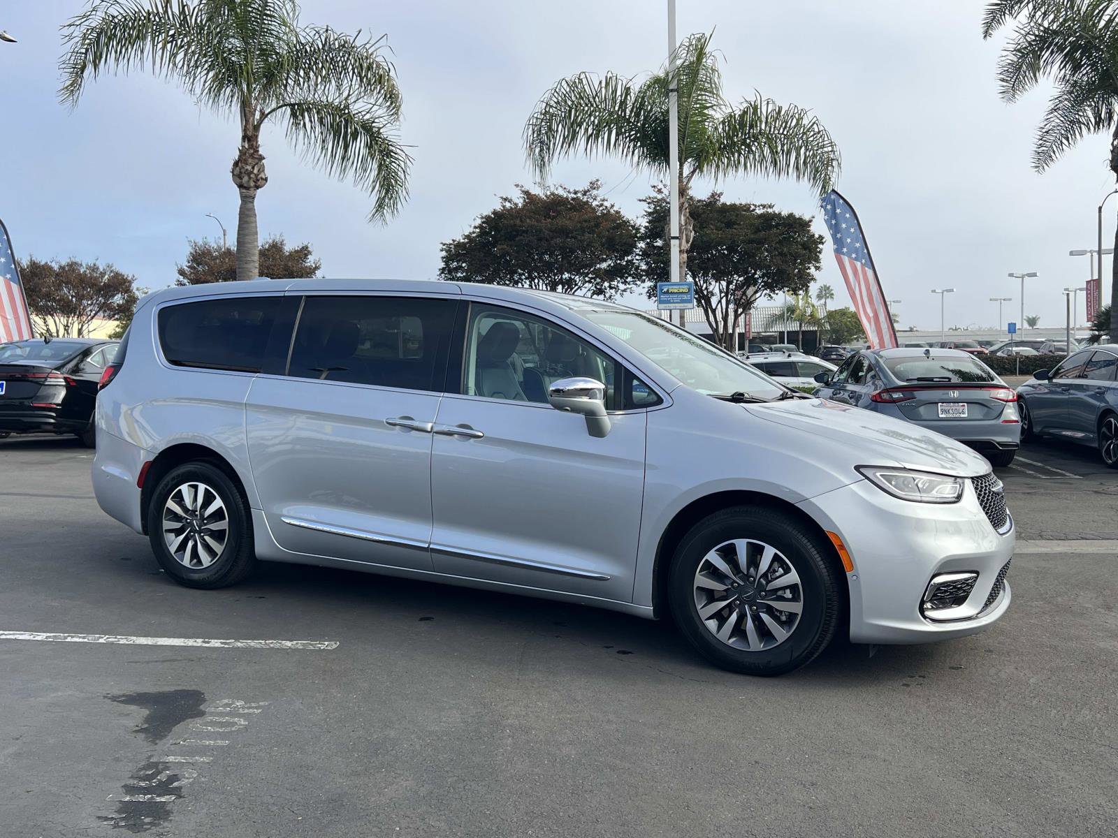 Used 2022 Chrysler Pacifica Limited w/ Uconnect Theater Family Group image 30