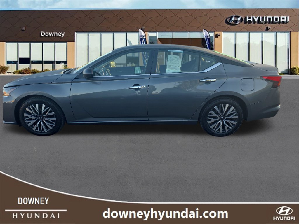 Used 2025 Nissan Altima 2.5 SV FWD image 2