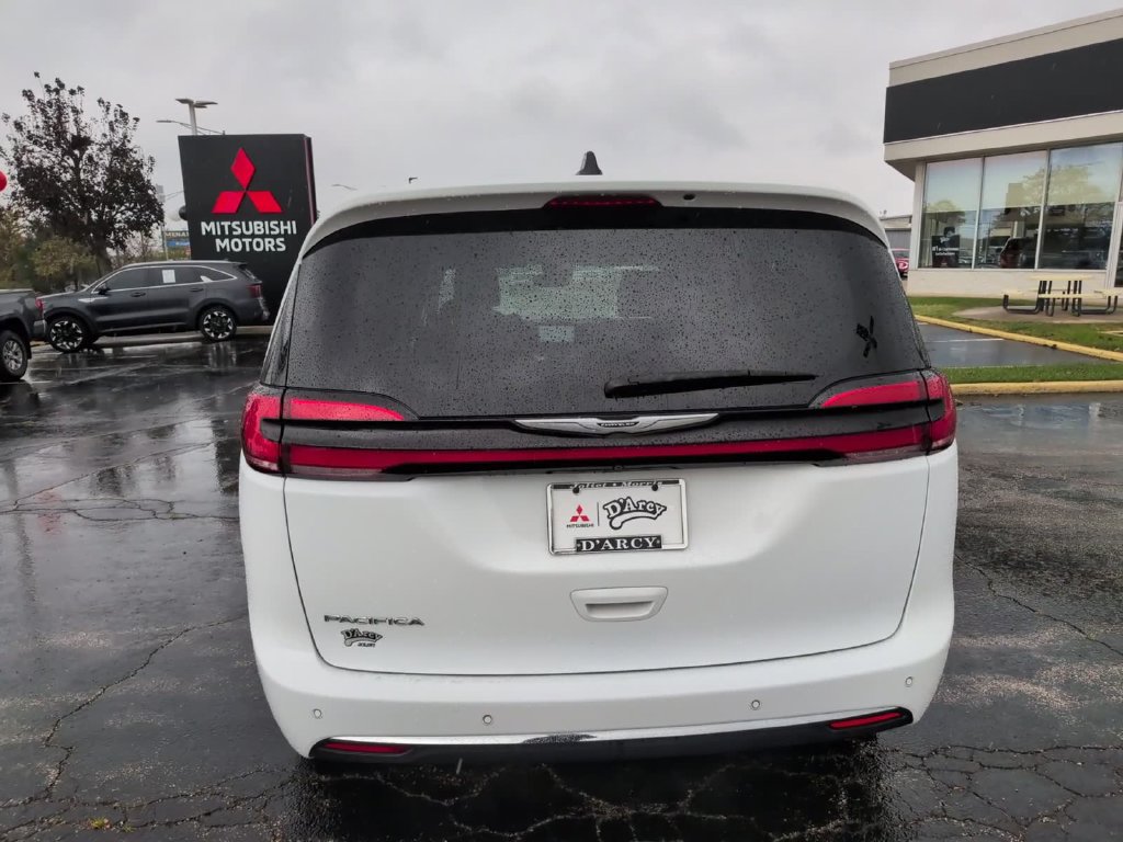 Used 2024 Chrysler Pacifica Touring-L FWD image 6