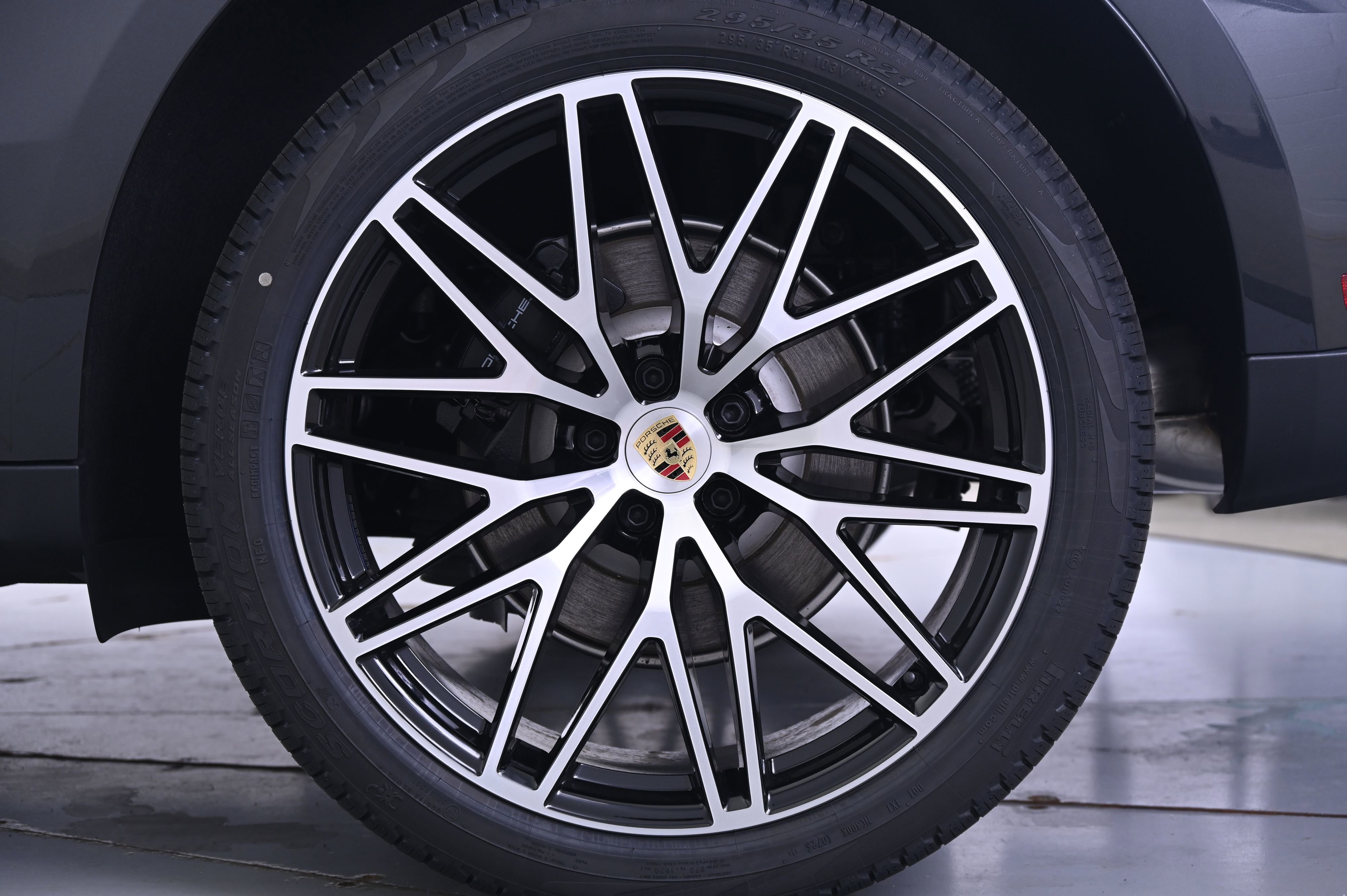 Certified 2025 Porsche Macan image 12